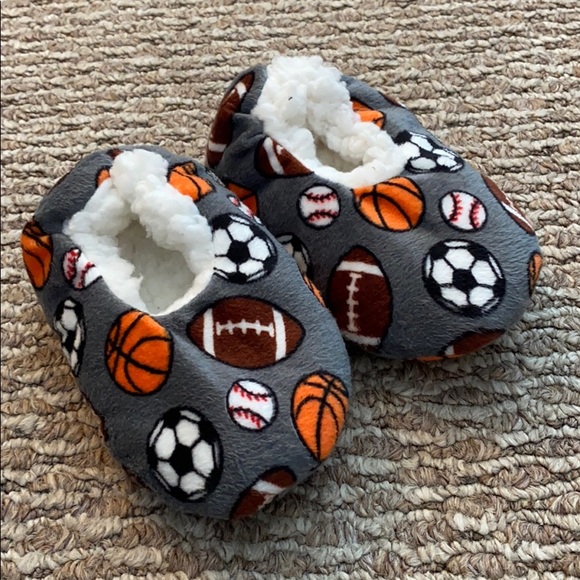 boys slippers size 5